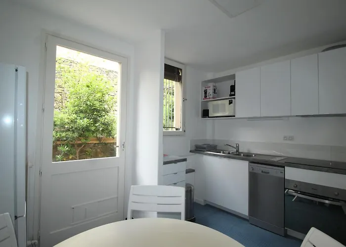 Pour 6 Avec Terrasse A Collioure, Proche - Fr-1-309-261 * Collioure